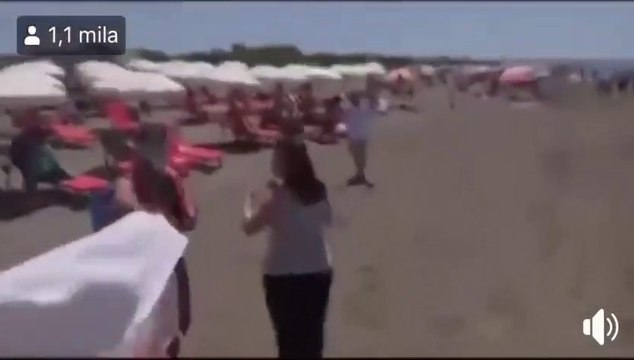 TENSIONI NEL M5S, BEPPE GRILLO IN SPIAGGIA NON RISPONDE ALLE DOMANDE