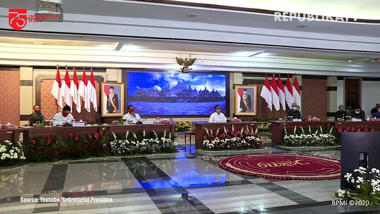 Warga berjalan di salah satu lorong kios-kios Pasar Blok A Tanah Abang, Jakarta.