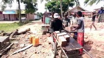 Brickworkers cutting up blocks for baking is so strangely satisfying