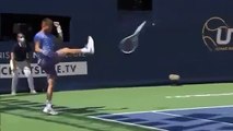 Corentin Moutet prende l'esibizione troppo sul serio - Copyright : Ultimate Tennis Showdown - https://watch.utslive.tv