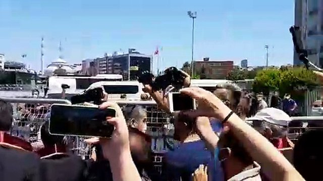'Savunma Mitingi' için toplanan avukatlar meydanın polis bariyerleriyle çevrilmesini protesto etti