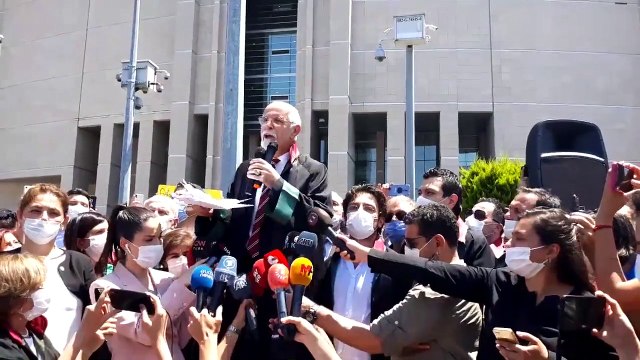 İstanbul Barosu Başkanı Av. Mehmet Durakoğlu'nun, Çağlayan Adliyesi önündeki Savunma Mitingi'nde konuşması sık sık Feyzioğlu istifa! sloganlarıyla kesiliyor!