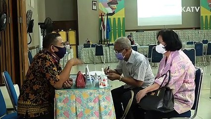 Sejumlah orang tua murid berunjuk rasa di depan kantor Kemendikbud, Jakarta.