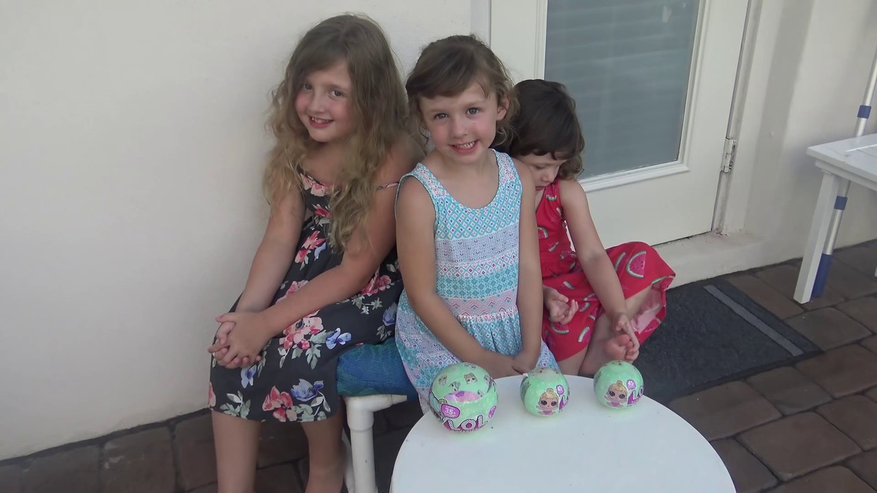 Sophia Isabella e Alice Brincando na Piscina com LOL Bonecas Series 2