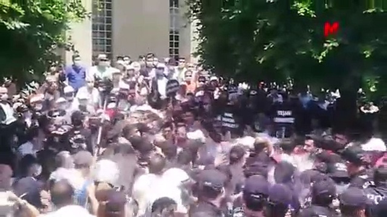 Adana'da çoklu baro sistemine karşı eylem yapan avukatlara polis müdahalesi