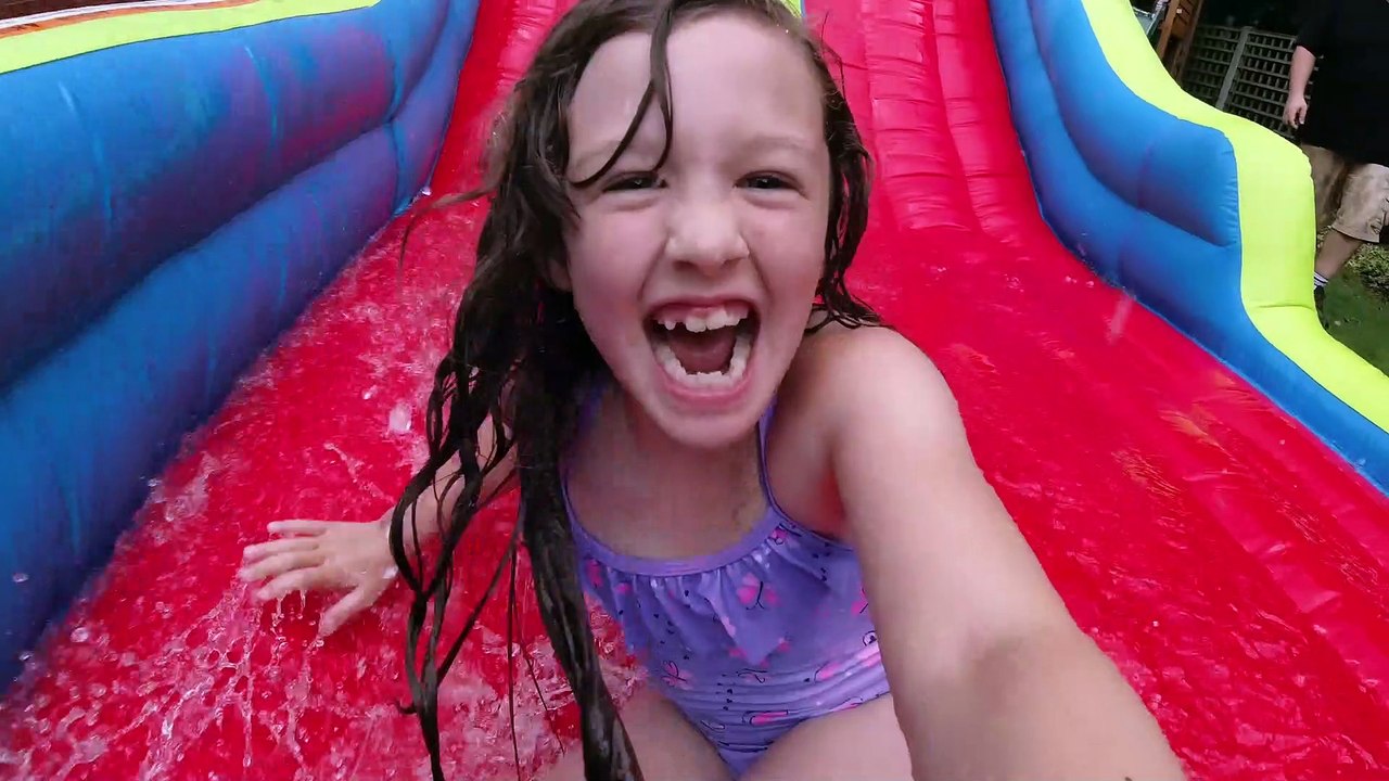 Sophia Isabella e Alice Brincando no Quintal