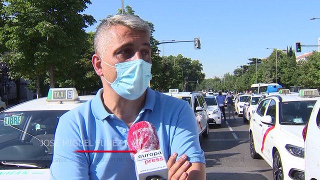 Los taxistas colapsan Madrid para exigir una desescalada