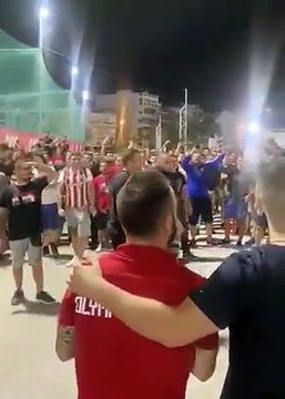 Football - Mathieu Valbuena fête avec les supporters la qualification de l'Olympiakos pour la finale de la Coupe de Grèce