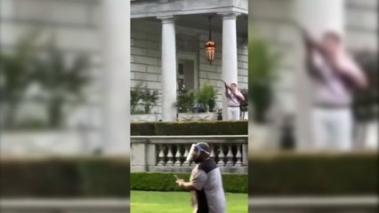 USA: Paar richtet Waffen auf Demonstranten