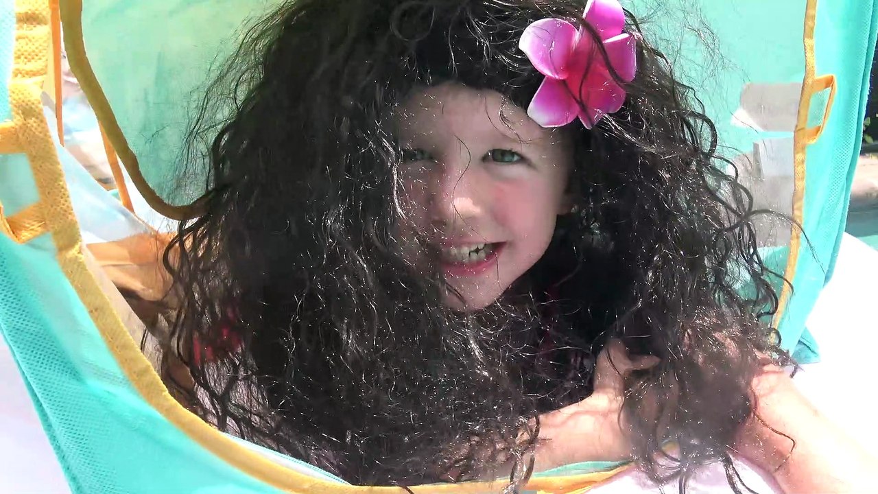 Sophia Isabella e Alice em Moana Disney Brincadeiras e Diversão na Piscina