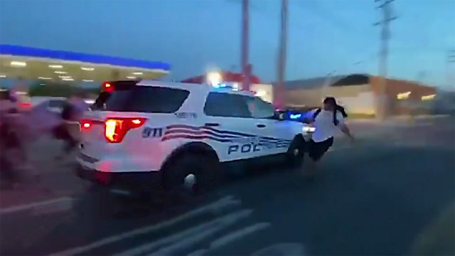 Une voiture de police fonce volontairement dans la foule à Détroit