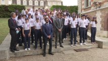 À Melun, Gabriel Attal rencontre des jeunes débutant leur Service national universel