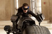 Anne Hathaway diz que Christopher Nolan não permite cadeiras no set