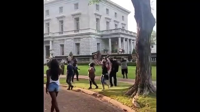 Casal aponta armas a manifestantes da Black Lives Matter nos EUA