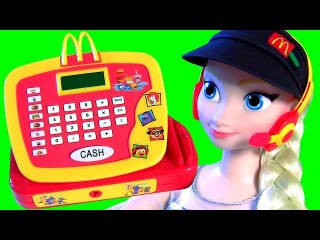 Descargar video: ELSA WORKS AT MCDONALDS- Pig George Peppa Pig Buys Happy Meal at McDonalds Drive Thru Disney Frozen