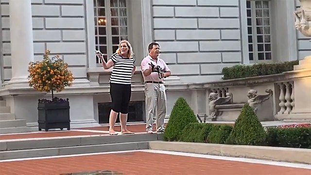 Un couple défend sa maison avec un fusil d'assaut et un pistolet