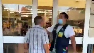 Cliente sem máscara tenta entrar à força no supermercado