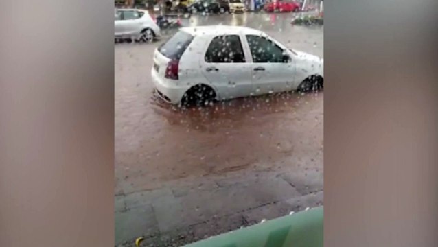 Rua São Paulo fica tomada pela água no Centro