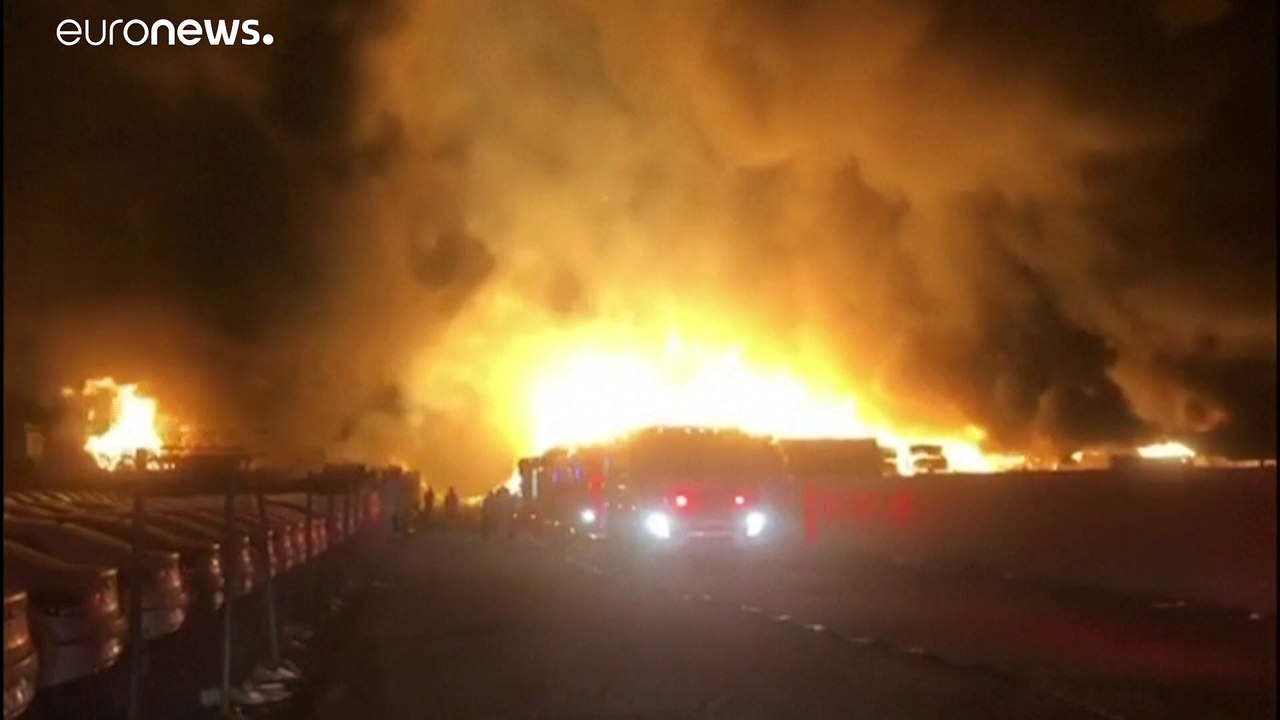 شاهد: رجال الإطفاء يحاولون السيطرة على حريق الميناء النفطي الكويتي
