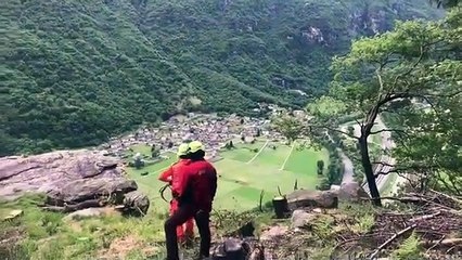 Un hélicoptère fait une entrée fracassante en pleine intervention de secours