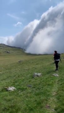 Elle se fait avaler par les nuages au somment de cette montagne