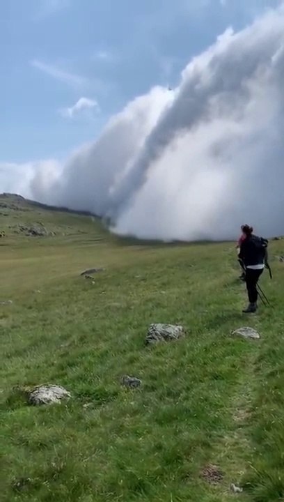 Elle se fait avaler par les nuages au somment de cette montagne