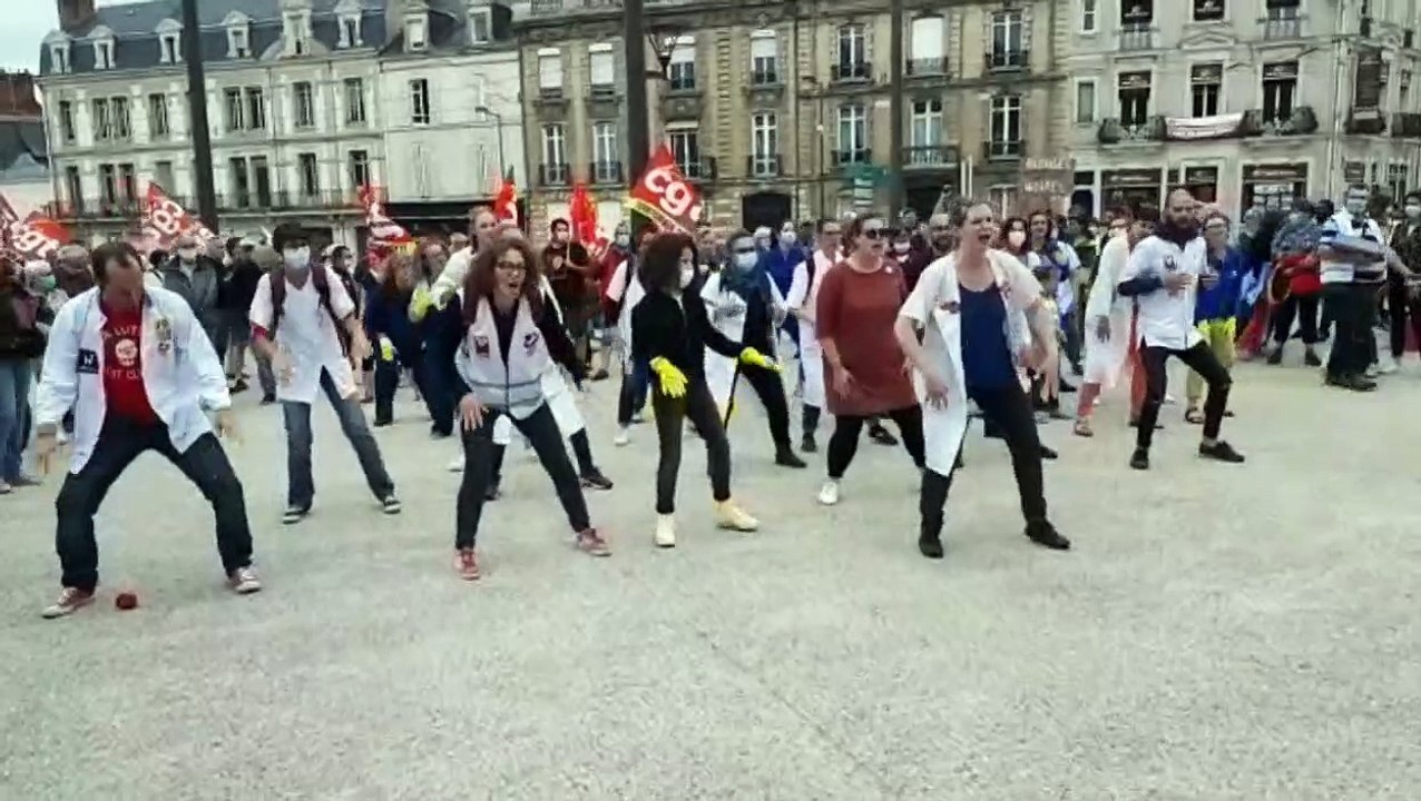 Les personnels soignants font le Haka devant la préfecture de la Sarthe au  Mans