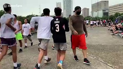 Hundreds of joggers ignore coronavirus quarantine in the Philippines
