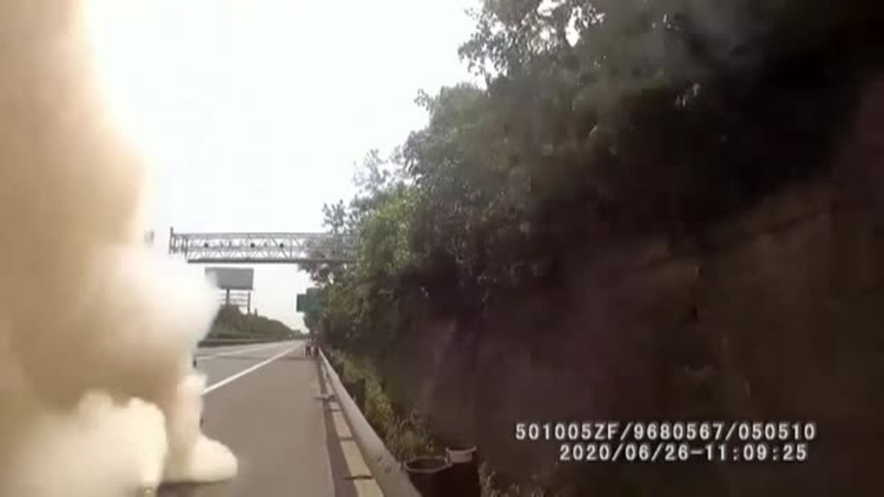 Tres personas salvan la vida 'in extremis' tras sufrir un aparatoso accidente de tráfico en China