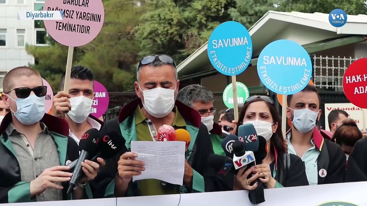 Diyarbakır'da Avukatlardan Adliye Önünde Oturma Eylemi