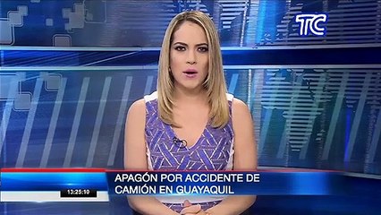 Camión de recolección de basura causó apagón tras tumbar varios postes de energía en Guayaquil