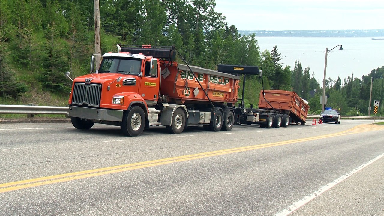 La remorque d'un camion décroche aux Éboulements