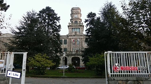 Patrimonio rexeita tapar o escudo franquista do IES Santa Irene de Vigo