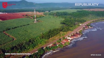 Presiden Joko Widodo bersama Menteri Badan Usaha Milik Negara (BUMN) Erick Thohir berbincang saat peninjauan Kawasan Industri Terpadu Batang.