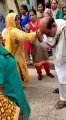 शराब के नशे में चूर पूर्व ब्लाक प्रमुख की महिलाओं ने की पिटाई, वीडियो वायरल