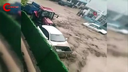 Sivas'ta sel suları otomobili böyle sürükledi