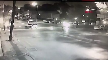 Ümraniye'de polisin kovaladığı araç taksi ile çarpıştı; o anlar kamerada