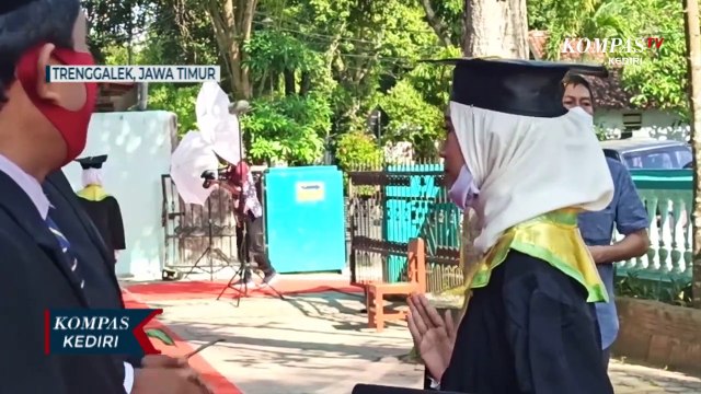 Wisuda Drive Thru Di Tengah Pandemi Corona