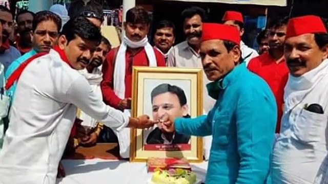 सपा के राष्ट्रीय अध्यक्ष का केक काटकर मनाया जन्मदिन