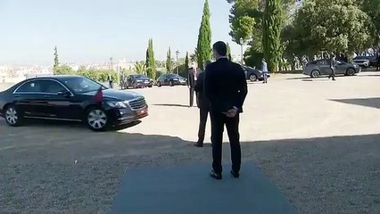 El Rey y Pedro Sánchez se saludan en el acto de reapertura de la frontera con Portugal