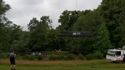 VERVIERS : la nouvelle passerelle du Parc de Séroule est en train d'être installée