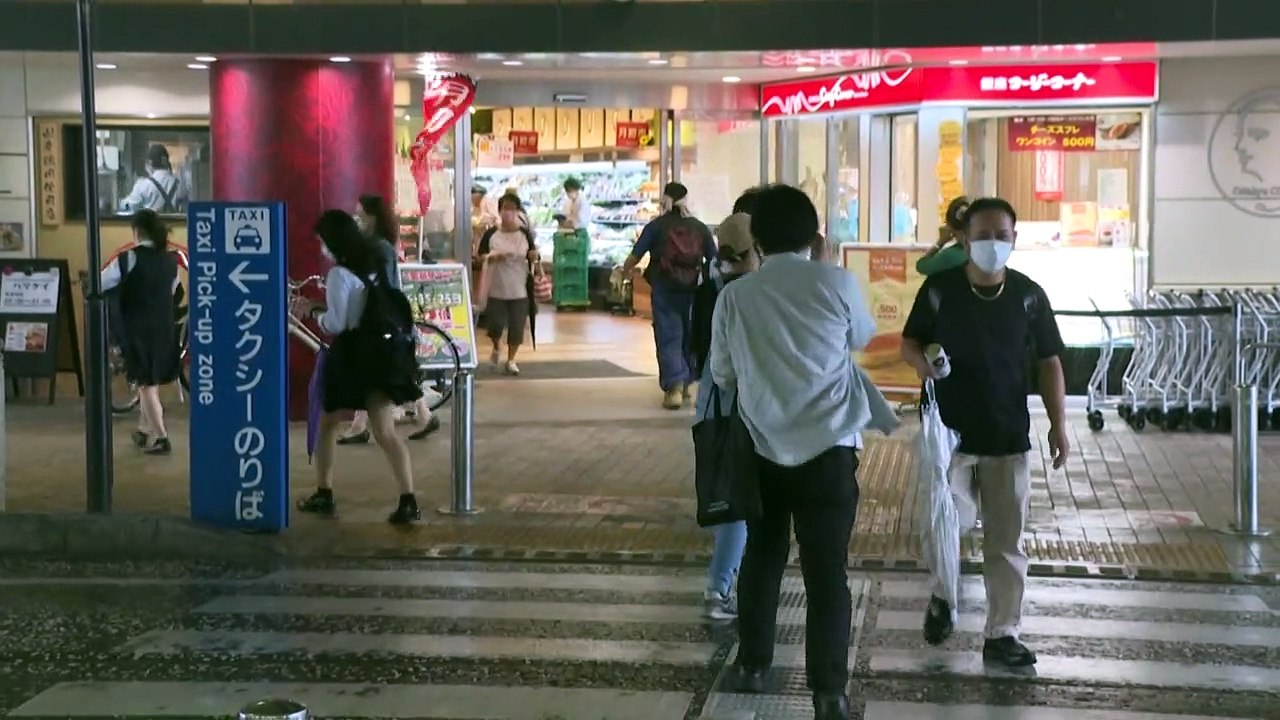 Stadt in Japan führt Smartphone-Verbot für Fußgänger ein