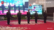 Presiden Joko Widodo  didampingi Kapolri Jenderal Pol Idham Aziz , Panglima TNI Marsekal TNI Hadi Tjahjanto dan Menhan Prabowo Subianto berfoto bersama seusai Peringatan ke-74 Hari Bhayangkara Tahun 2020 di Istana Negara, Jakarta.