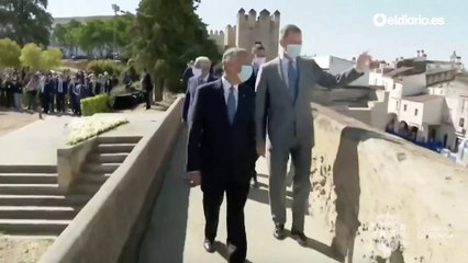 El rey es recibido con gritos de "viva la república" en la reapertura de la frontera con Portugal