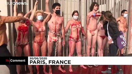 Ativistas acorrentam-se ao Ministério do Ambiente