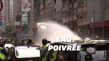 À Hong Kong, la police asperge des manifestants avec un canon à eau