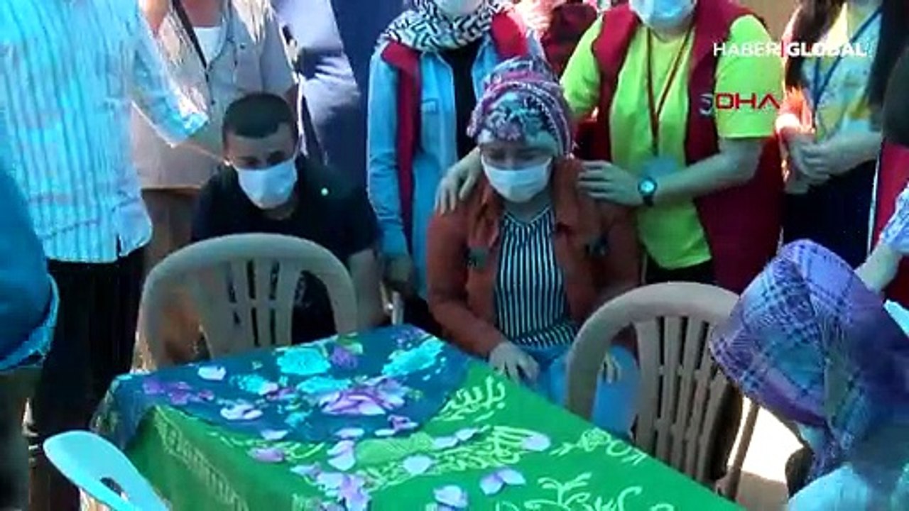 İkra Nur'un en sevdiği kıyafeti tabutunun üzerine konuldu