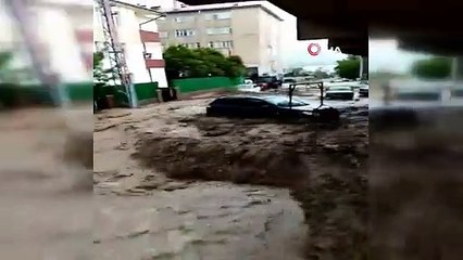 Sel suları otomobili böyle sürükledi!
