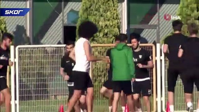 Kocaelisporlu futbolcular, TFF’nin alt liglerle ilgili kararını sahada meşale yakarak kutladı