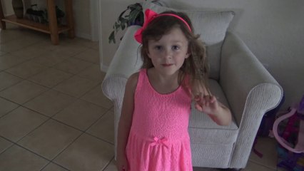 Sophia Isabella e Alice Recebendo Presentes